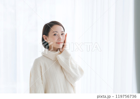 顔のスキンケアをする40代女性 119756736