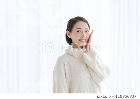 顔のスキンケアをする40代女性 顔のスキンケアをする40代女性 119756737