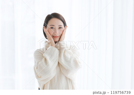 顔のスキンケアをする40代女性 顔のスキンケアをする40代女性 119756739