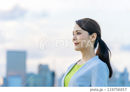 都市の前で遠くを見つめる女性 119756857