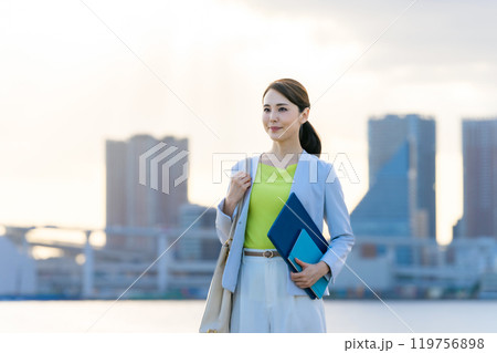 都市を背景に立つビジネスウーマン 都市を背景に立つビジネスウーマン 119756898