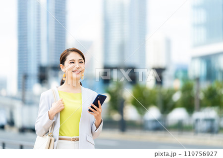 街角でスマホを持つ女性 モバイル通信 タクシー配車アプリ 街角でスマホを持つ女性 モバイル通信 タクシー配車アプリ 119756927