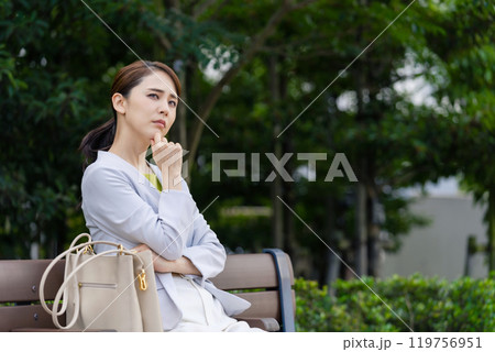 屋外で悩む女性 屋外で悩む女性 119756951