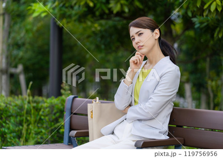 屋外で悩む女性 119756956