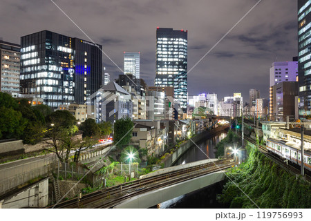 御茶ノ水駅と総武線、丸ノ内線の夜景 119756993