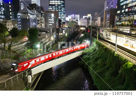 御茶ノ水駅と総武線、丸ノ内線の夜景 119757001