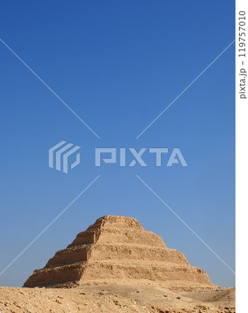 世界最古 階段ピラミッド 119757010