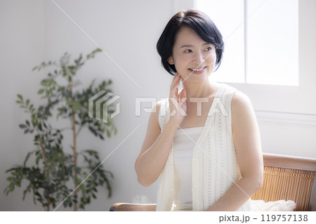 ビューティーイメージ ミドル女性のポートレート ビューティーイメージ ミドル女性のポートレート 119757138
