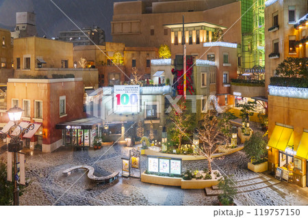 冬の川崎の都市夜景　雪が降るラチッタデッラ（チネチッタ）の街並み【神奈川県・川崎市】 119757150