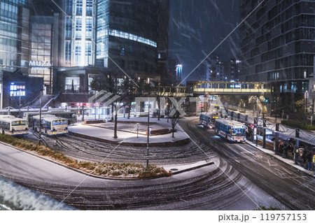 冬の川崎の都市夜景　雪が降る川崎駅前のバスロータリーの風景【神奈川県・川崎市】 119757153