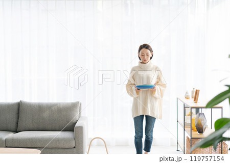 お皿を運ぶ女性 119757154