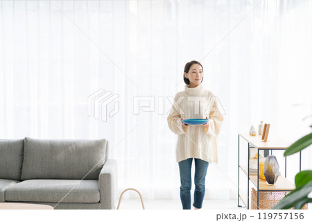 お皿を運ぶ女性 119757156
