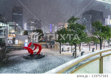 冬の川崎の都市夜景　雪が降る川崎駅前の街並み【神奈川県・川崎市】 119757163