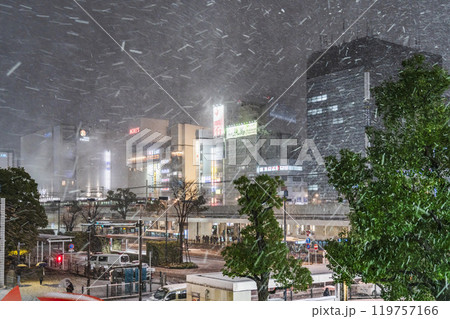 冬の川崎市の都市夜景　雪が降る川崎駅前の風景【神奈川県】 119757166