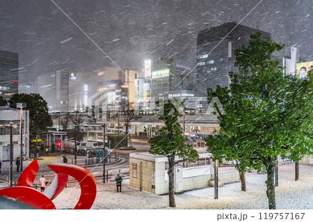 冬の川崎の都市夜景　雪が降る川崎駅前の街並み【神奈川県・川崎市】 119757167