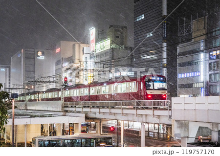 冬の川崎の都市夜景 雪が降る川崎駅前を走る京急線の電車【神奈川県・川崎市】 冬の川崎の都市夜景 雪が降る川崎駅前を走る京急線の電車【神奈川県・川崎市】 119757170