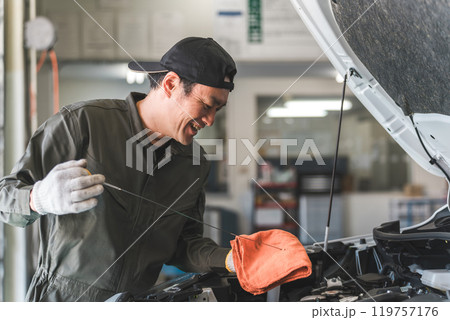 整備工場で働く整備士・自動車整備士・メカニックの中年アジア人男性 119757176