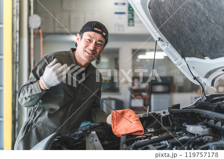 整備工場で働く整備士・自動車整備士・メカニックの中年アジア人男性 119757178