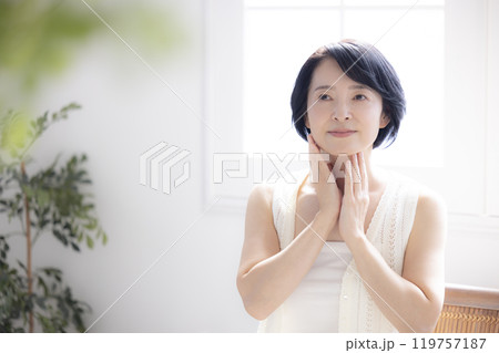 ビューティーイメージ ミドル女性のポートレート ビューティーイメージ ミドル女性のポートレート 119757187