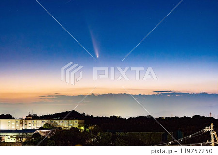 横浜市港南区から見た紫金山・アトラス彗星(2024年10月13日) 横浜市港南区から見た紫金山・アトラス彗星(2024年10月13日) 119757250