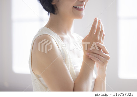 ハンドケアをするミドル女性 119757323