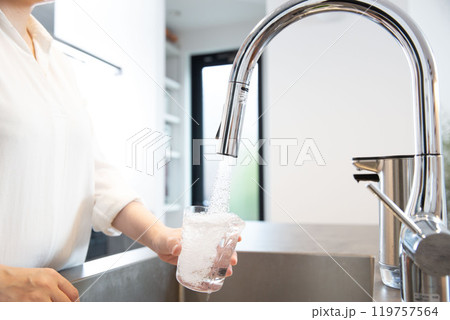 水道水 キッチンで水を飲む 水道水 キッチンで水を飲む 119757564