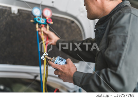 マニホールドゲージを使う自動車整備士の男性 マニホールドゲージを使う自動車整備士の男性 119757769