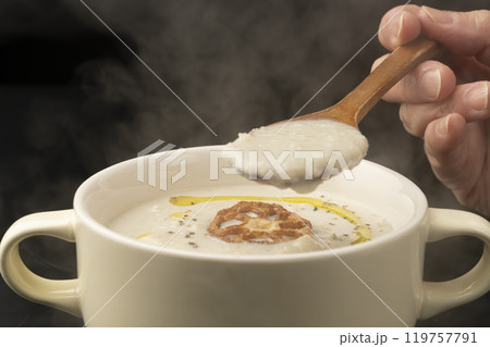 蓮根のポタージュをスプーンで持ち上げる 119757791