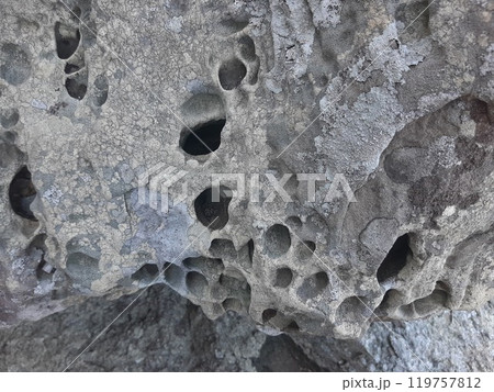 浸食された石 岩 石 穴 自然加工 自然 浸食された石 岩 石 穴 自然加工 自然 119757812