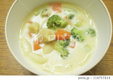 たくさんのミルクと野菜を食材として使用し調理したあたたかいクリームシチュー たくさんのミルクと野菜を食材として使用し調理したあたたかいクリームシチュー 119757814