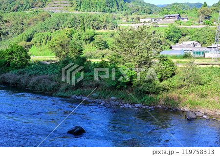 朝日射す早朝の利根川　小松発電付近　川沿い民家の風景　みなかみ町　 119758313