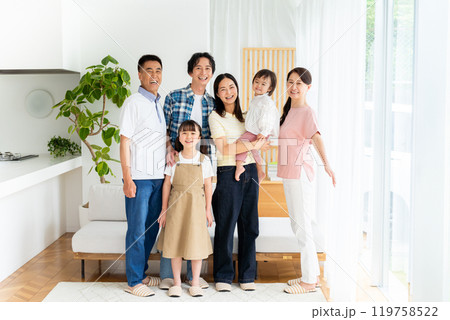 リビングでくつろぐ三世代家族 リビングでくつろぐ三世代家族 119758522