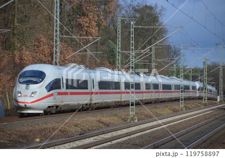 フランクフルト付近を走るドイツ鉄道ICE 119758897