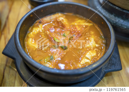This is tofu stew, a delicious Korean dish. 119761565