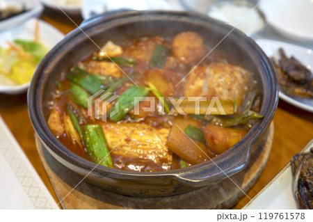 This is a delicious Korean dish, braised hairtail. 119761578