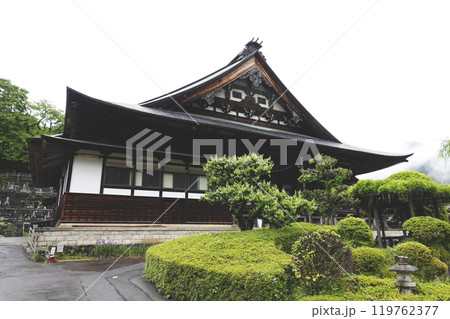 新緑の庭園が美しい山寺の本堂 新緑の庭園が美しい山寺の本堂 119762377