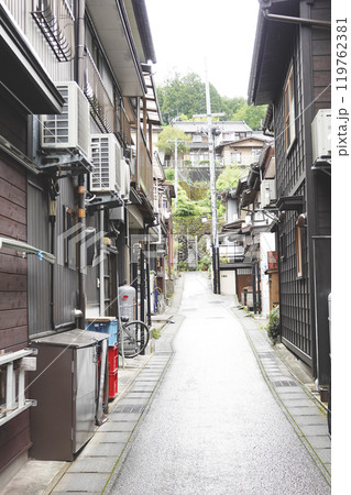 古い城下町の裏路地 119762381