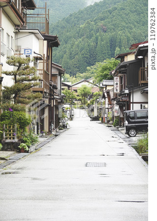 新緑が美しい山並みと古い城下町の裏路地 119762384