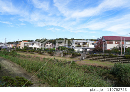 川のある住宅街の風景 119762728