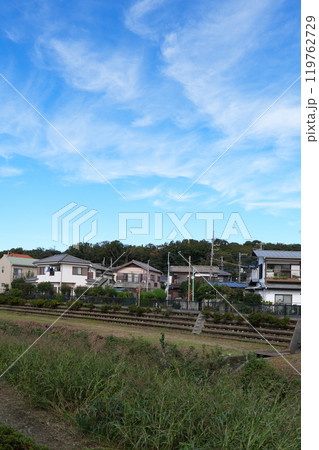 住宅街の広い空き地 119762729