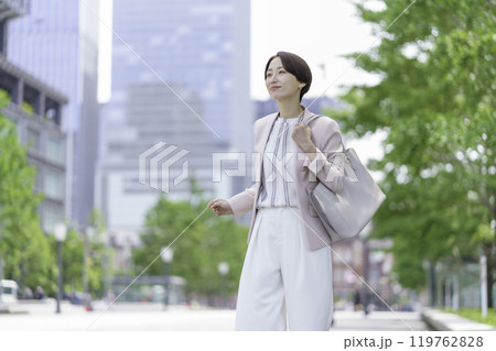 オフィス街を歩くビジネスウーマンのポートレート オフィス街を歩くビジネスウーマンのポートレート 119762828