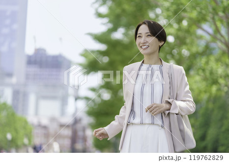 オフィス街を歩くビジネスウーマンのポートレート オフィス街を歩くビジネスウーマンのポートレート 119762829