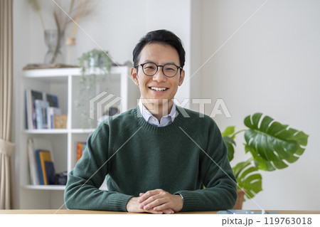 カメラ目線で笑顔のアラフォーの男性 カメラ目線で笑顔のアラフォーの男性 119763018