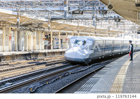 米原駅を通過するのぞみ号 米原駅を通過するのぞみ号 119763144