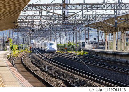 米原駅を通過するのぞみ号 119763148