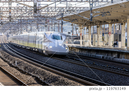 米原駅を通過するのぞみ号 119763149