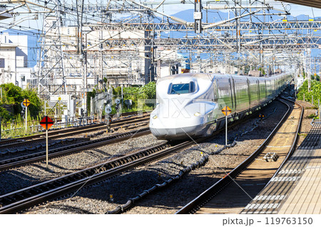 米原駅を通過するのぞみ号 119763150