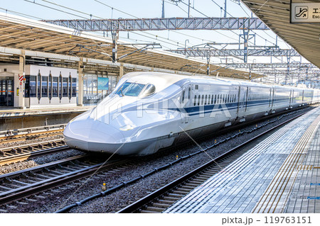 米原駅を通過するのぞみ号 119763151