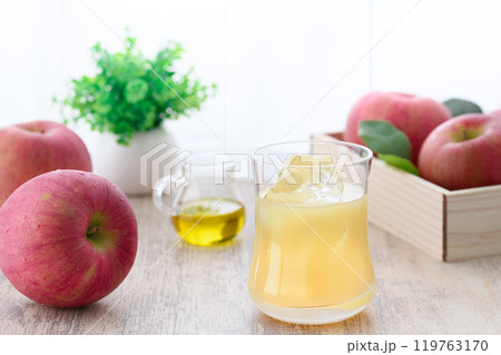 果汁100％　リンゴジュース 119763170