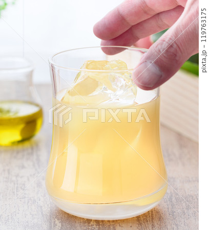 果汁100％　リンゴジュース 119763175